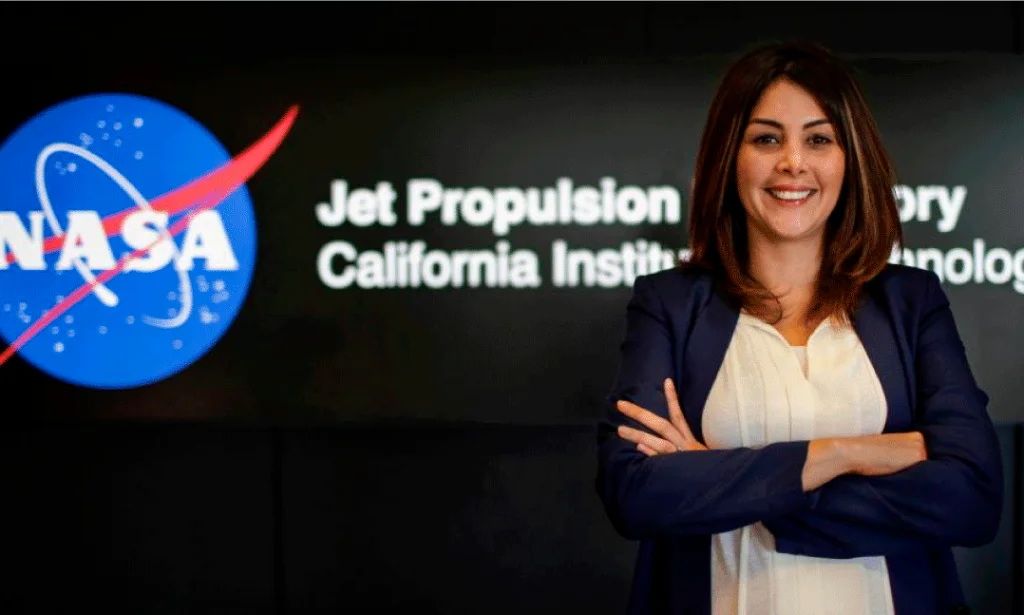 Mujer extraordinaria en tecnologías Diana Trujillo NASA helppeople cloud helpdesk mesa de ayuda software tecnologia